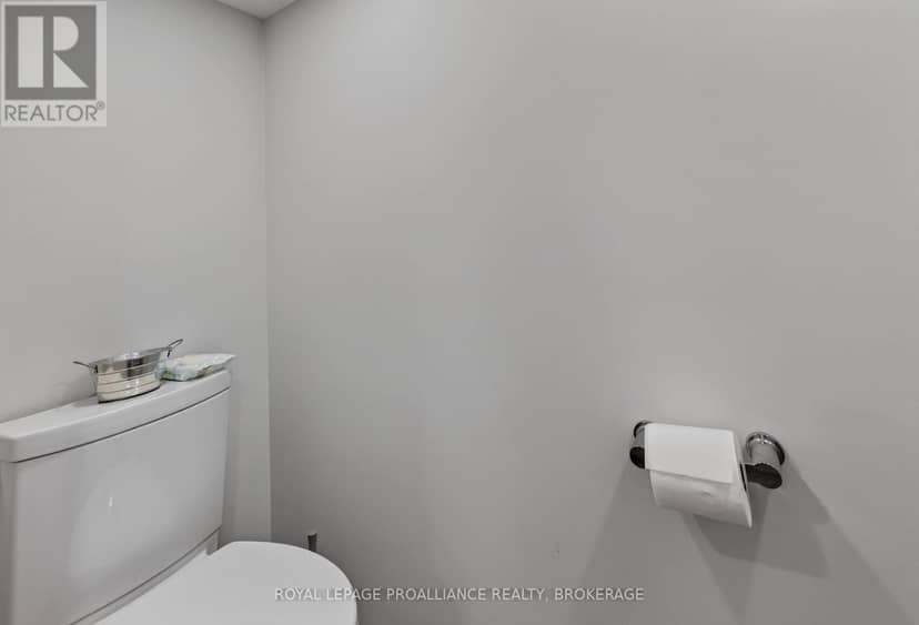 682 Carnaby Street — photo 33 of 40