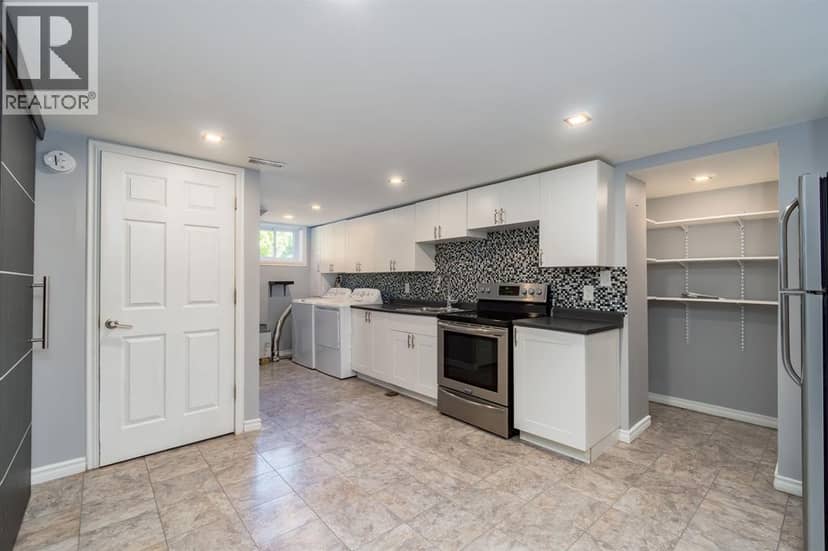 18 Tweedsmuir Avenue — photo 14 of 28