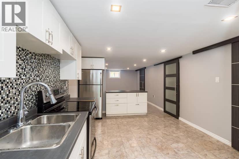 18 Tweedsmuir Avenue — photo 15 of 28