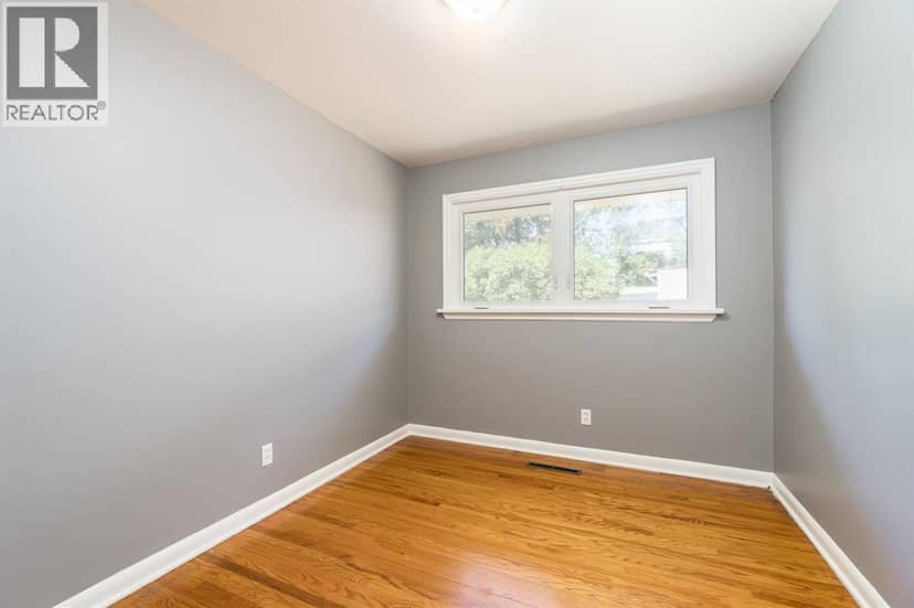 18 Tweedsmuir Avenue — photo 9 of 28