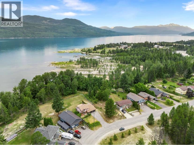 210 10th Avenue NW, Nakusp