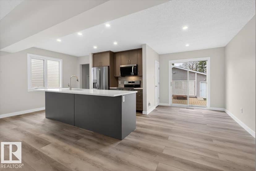 9723 65 AV NW — photo 10 of 40