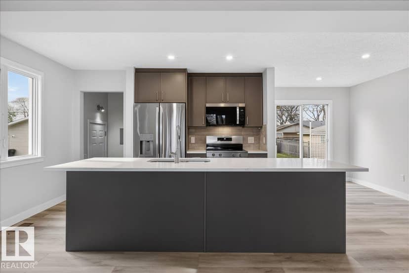 9723 65 AV NW — photo 14 of 40