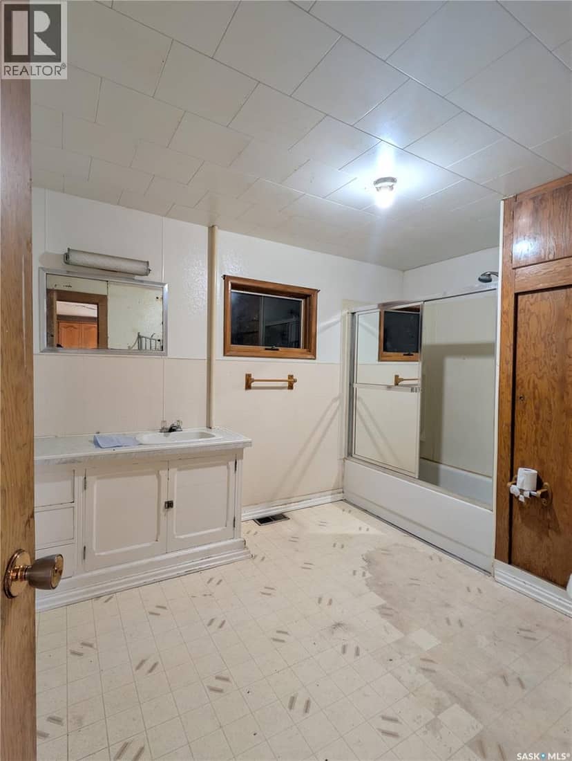 4366 Price Avenue — photo 7 of 21