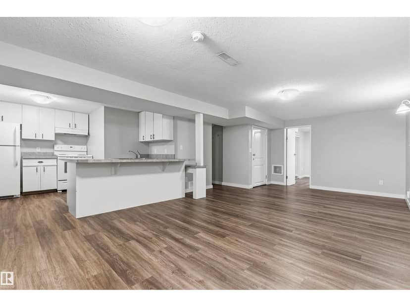 7924 89 AV NW — photo 36 of 40