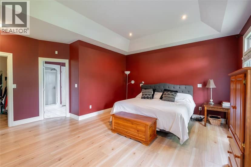 968 St Clair Parkway — photo 16 of 40