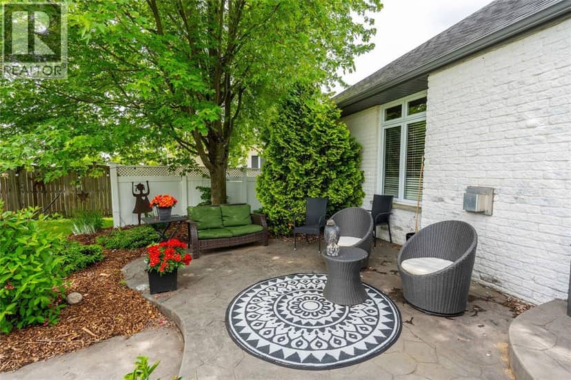 968 St Clair Parkway — photo 36 of 40