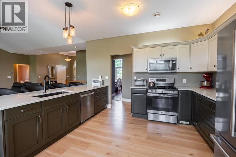 968 St Clair Parkway — photo 7 of 40