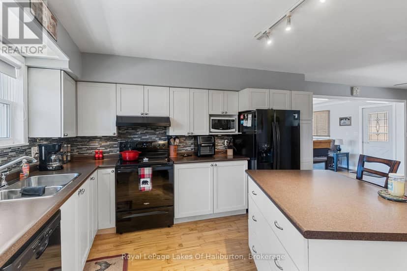 1096 Chelsea Lane — photo 18 of 40