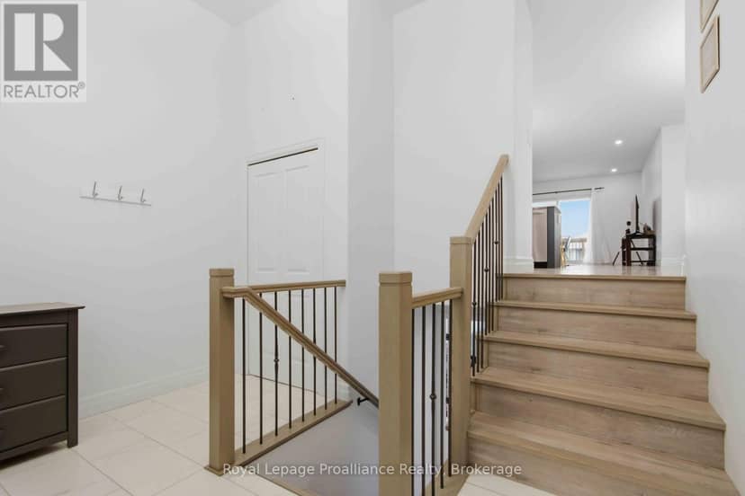 21 Cedar Park Crescent — photo 4 of 27