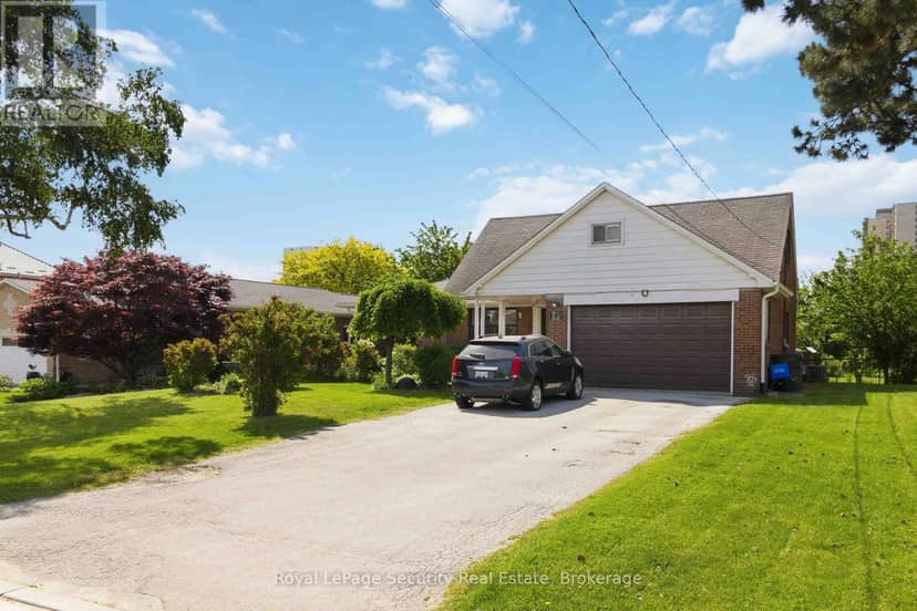 73 St Andrews Boulevard — photo 2 of 19