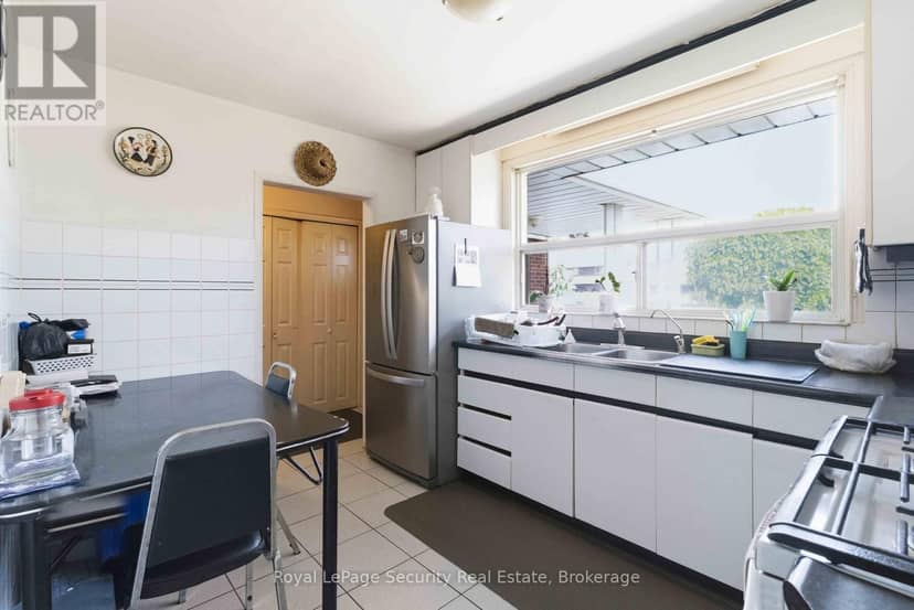 73 St Andrews Boulevard — photo 4 of 19