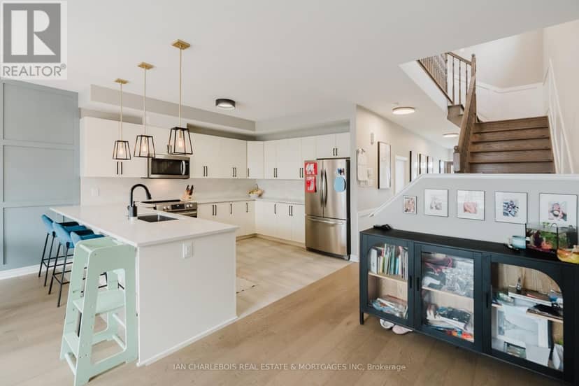 749 Namur Street — photo 7 of 37