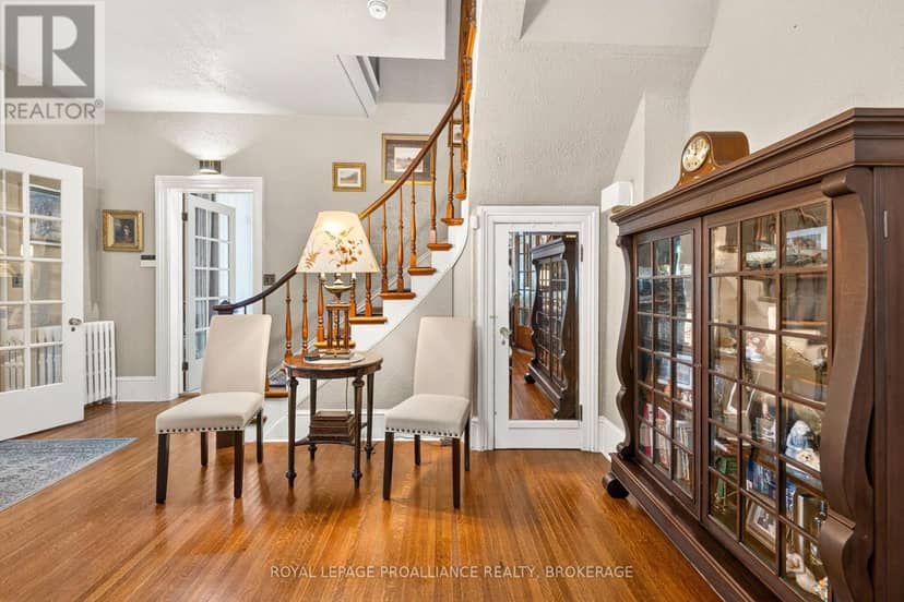 223 King Street W — photo 11 of 40
