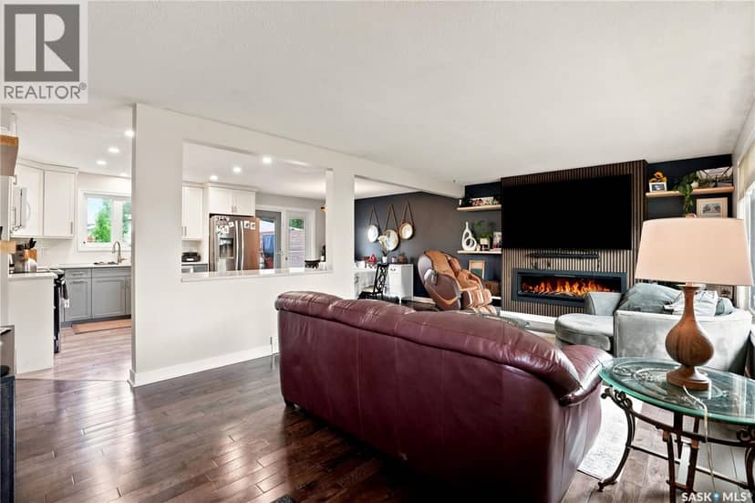 1313 Prince CRESCENT — photo 3 of 40