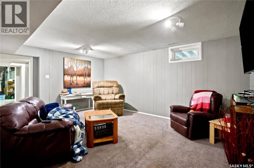 1313 Prince CRESCENT — photo 32 of 40