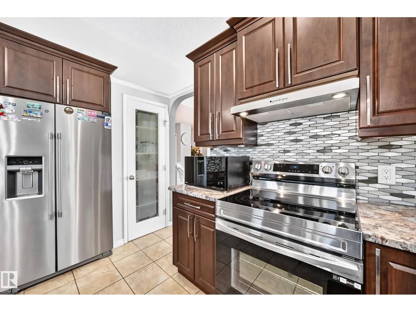 251 Dunvegan Rd NW — photo 9 of 40