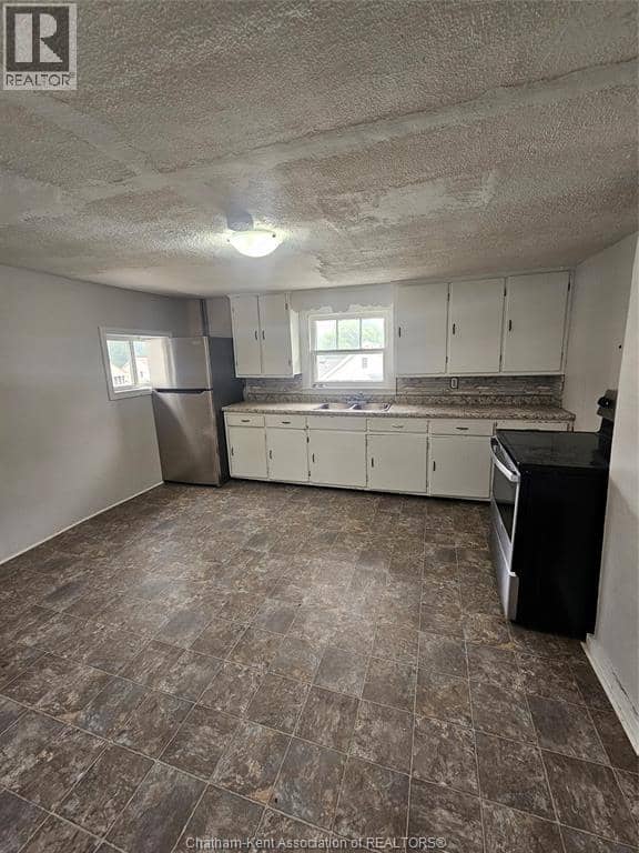 82 Taylor AVENUE — photo 3 of 15