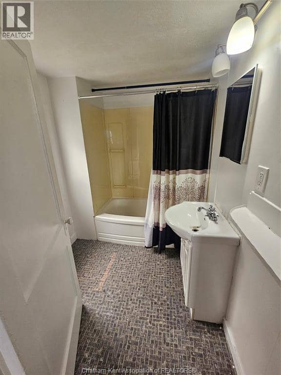 82 Taylor AVENUE — photo 5 of 15