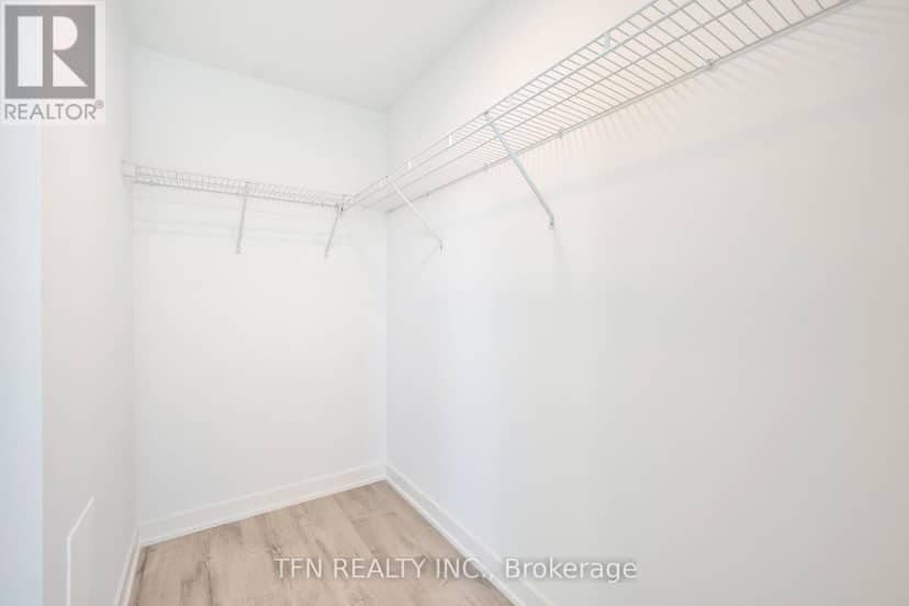 4704 - 327 King Street W — photo 7 of 25