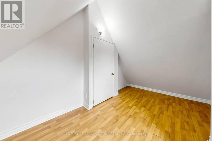 1132 Dufferin Street — photo 17 of 32