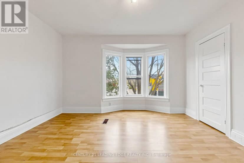 1132 Dufferin Street — photo 4 of 32