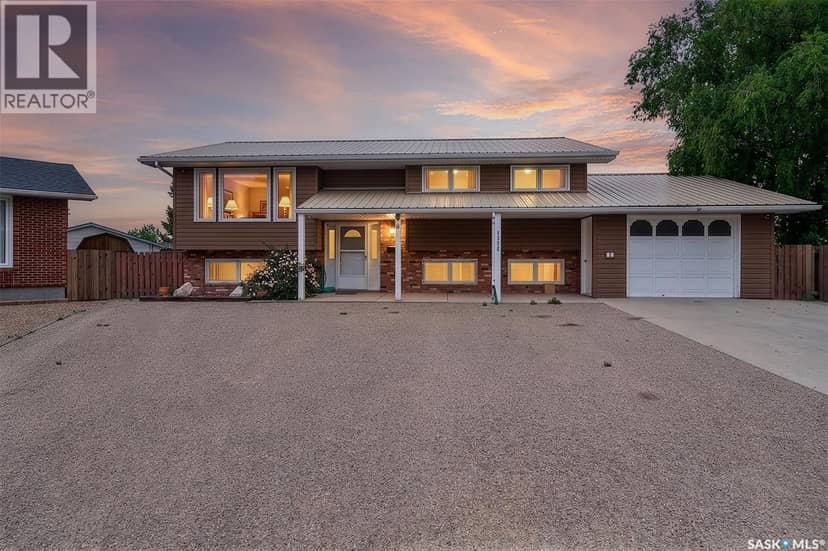 1355 Manitou CRESCENT — photo 2 of 40