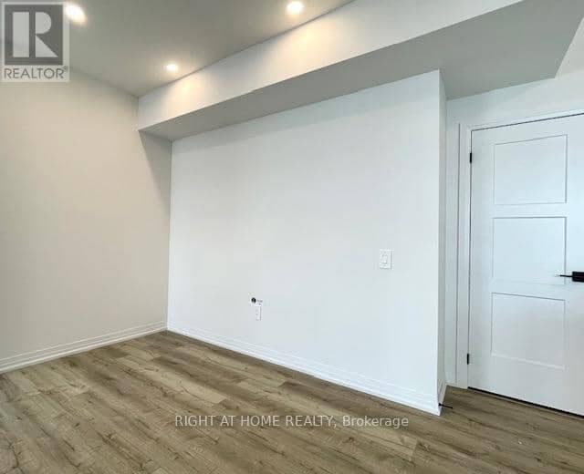102 - 15 Kneeshaw Drive — photo 16 of 40