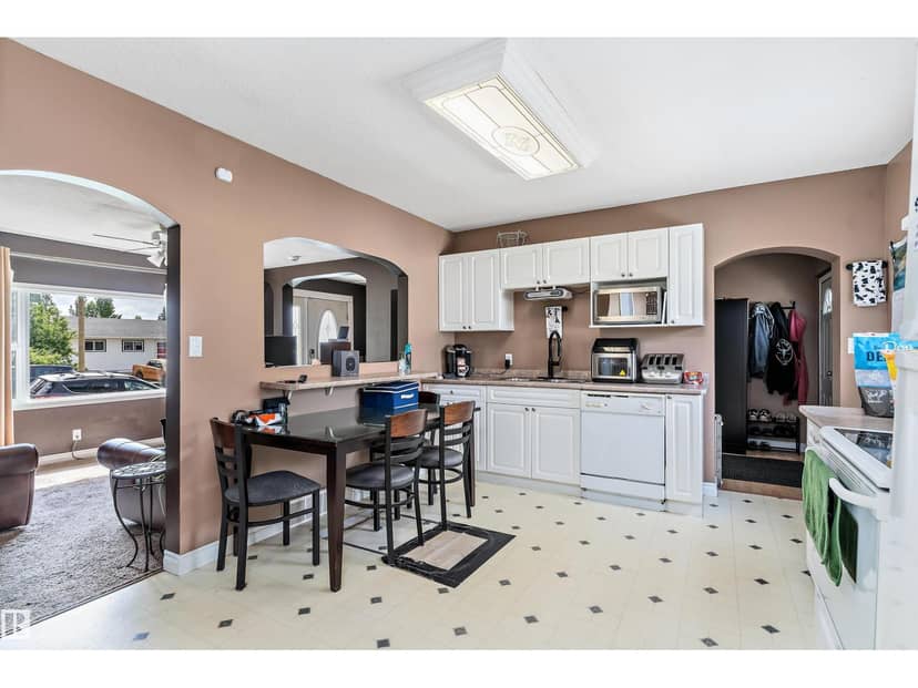 5024 55 AV — photo 11 of 40