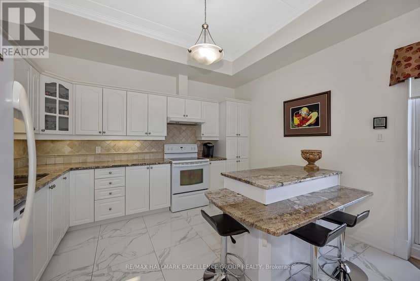 406 - 2921 Laurier Street — photo 15 of 37