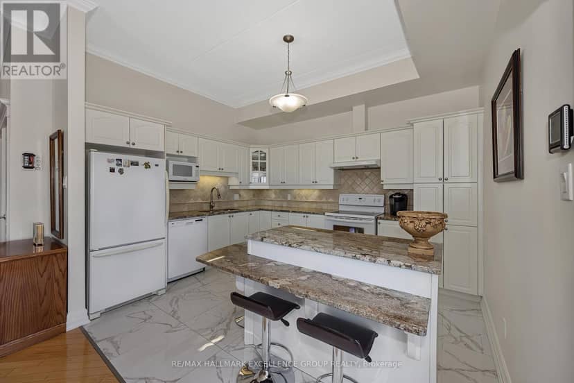 406 - 2921 Laurier Street — photo 16 of 37