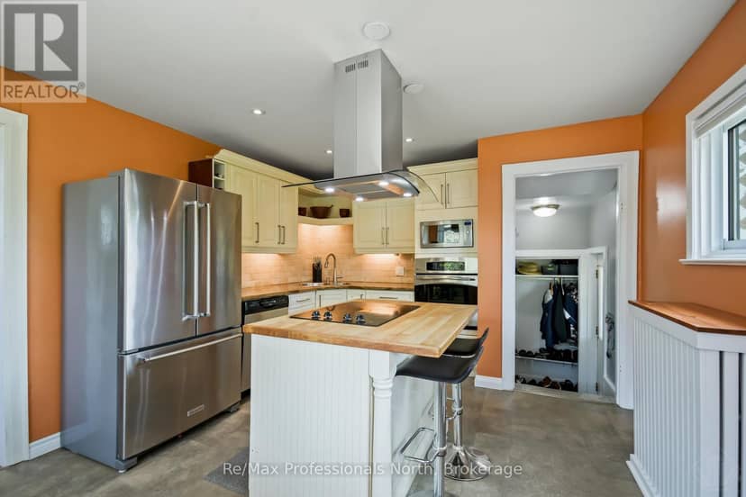 695 John Street N — photo 18 of 40