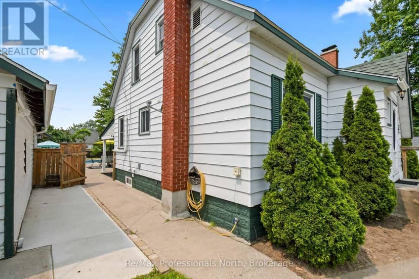 695 John Street N — photo 2 of 40