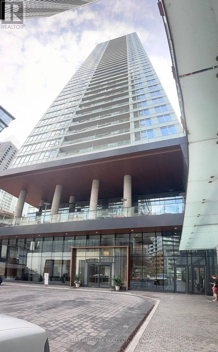 3206 - 17 Bathurst Street — photo 2 of 16