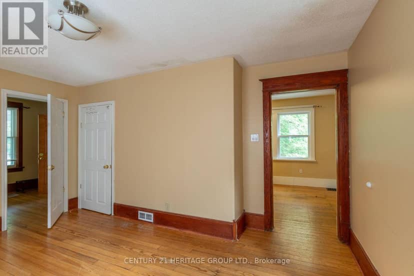 32 Rousseaux Street — photo 10 of 33