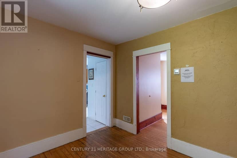 32 Rousseaux Street — photo 11 of 33