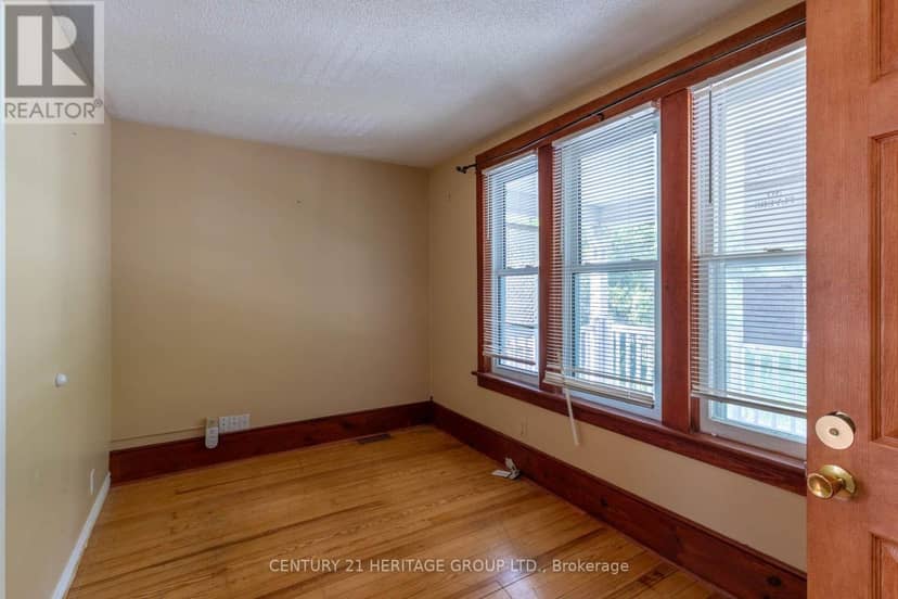 32 Rousseaux Street — photo 6 of 33
