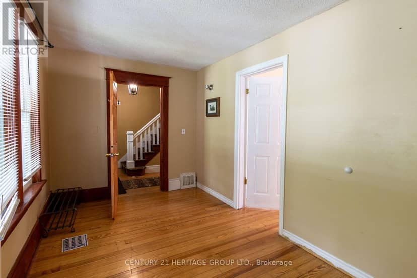 32 Rousseaux Street — photo 7 of 33