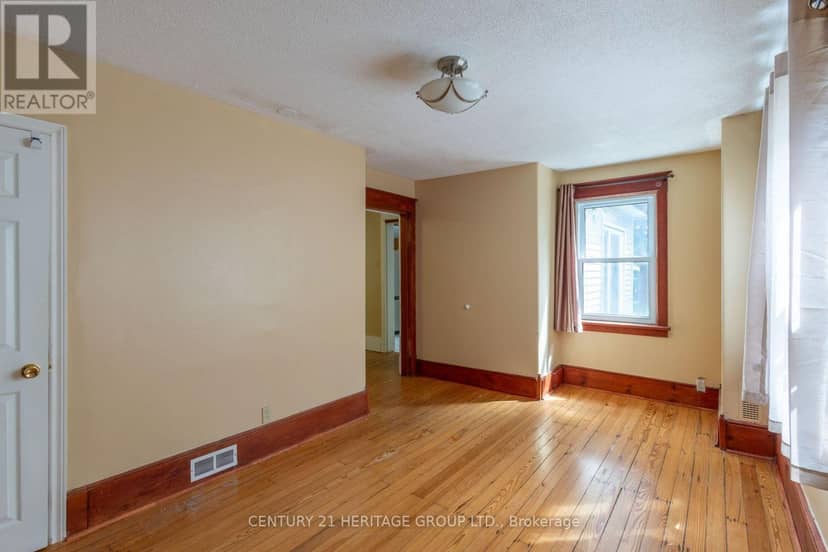 32 Rousseaux Street — photo 9 of 33