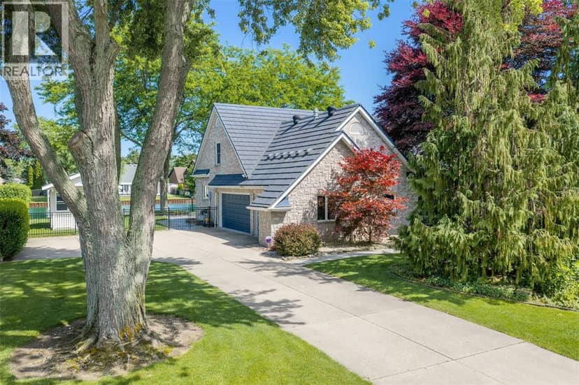 4784 Maplewood Crescent — photo 1 of 40