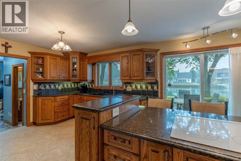 4784 Maplewood Crescent — photo 12 of 40