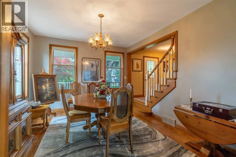 4784 Maplewood Crescent — photo 13 of 40