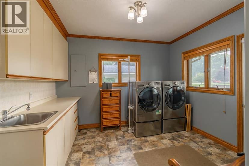 4784 Maplewood Crescent — photo 17 of 40