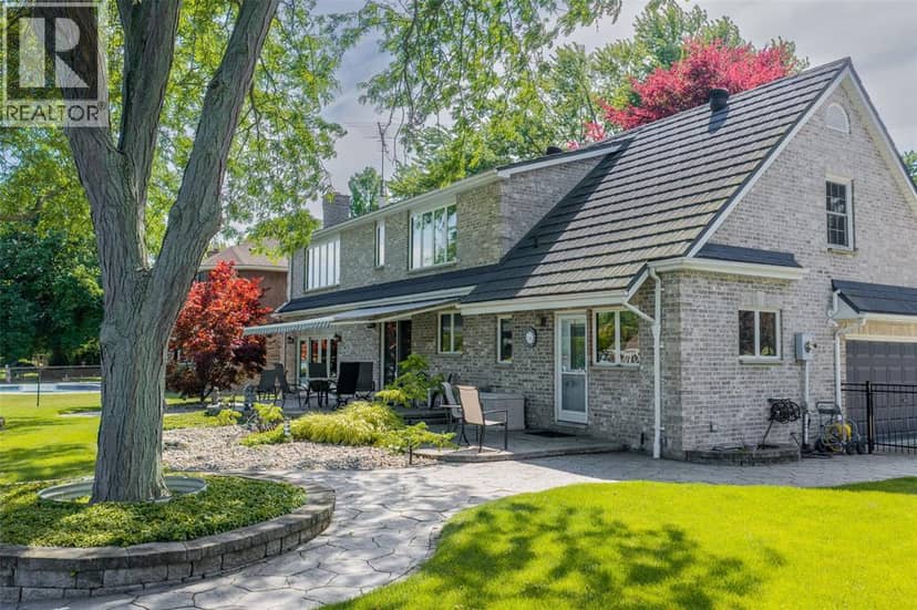 4784 Maplewood Crescent — photo 4 of 40