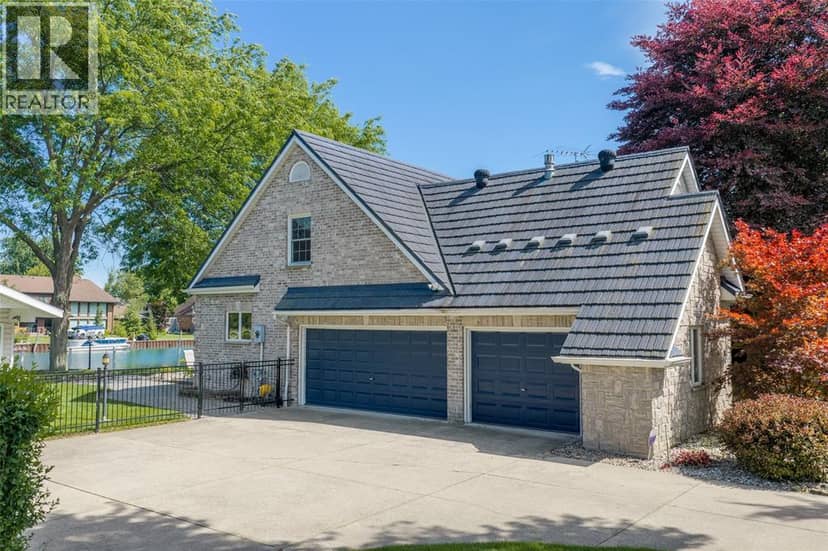 4784 Maplewood Crescent — photo 8 of 40