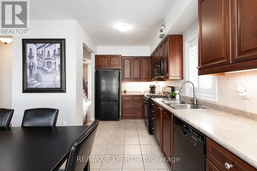 34 Laurentide Crescent — photo 14 of 40