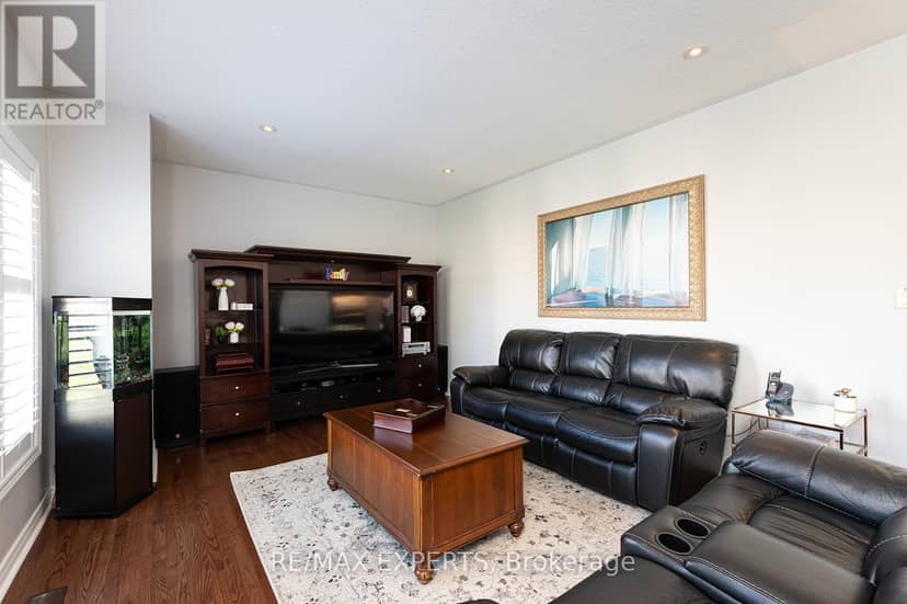 34 Laurentide Crescent — photo 17 of 40