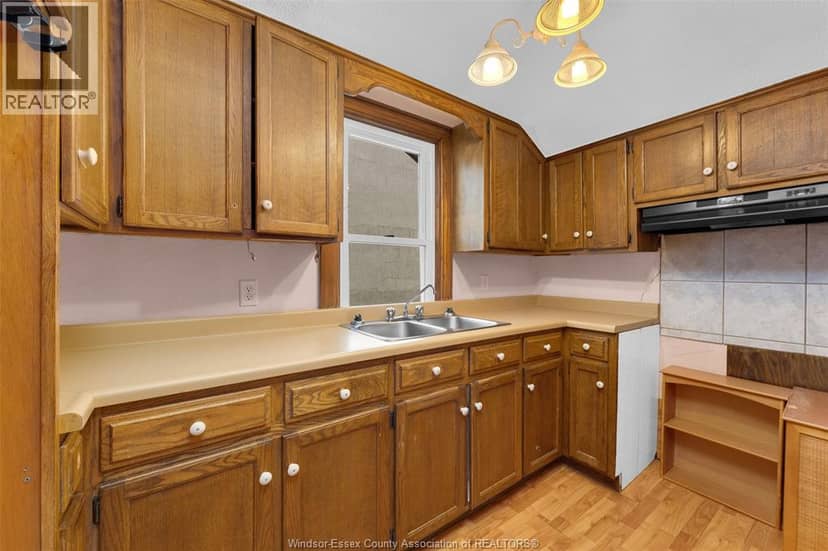 1451 Ouellette Avenue — photo 23 of 40