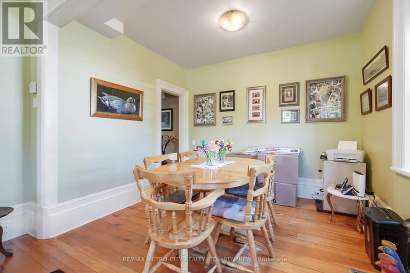 674 Raglan Street S — photo 14 of 40