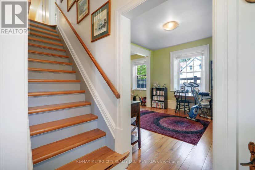 674 Raglan Street S — photo 11 of 40